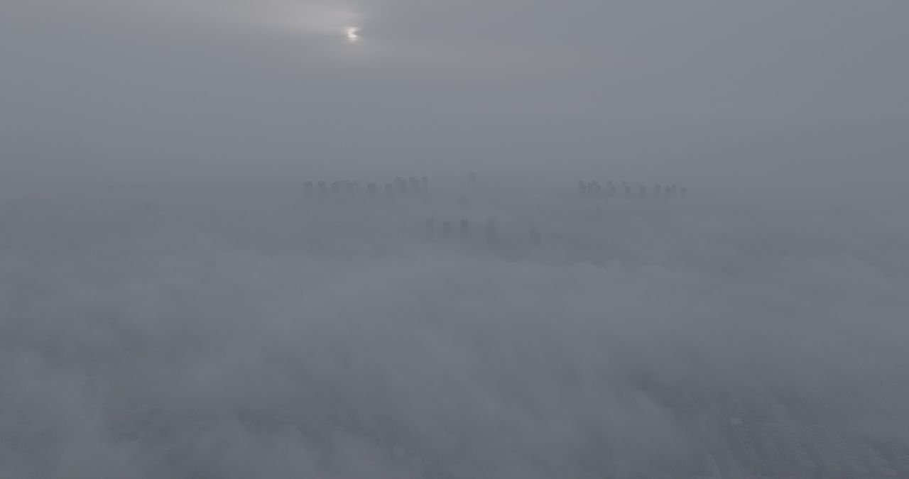 雾中城市晨曦