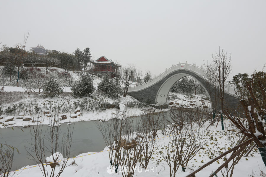 雪中古桥