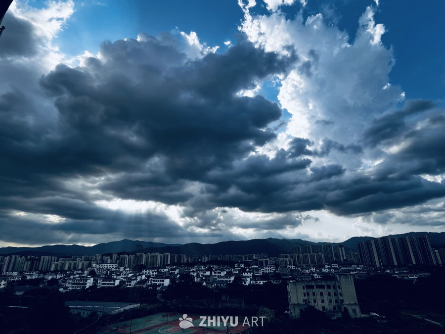云破日出的城市剪影
