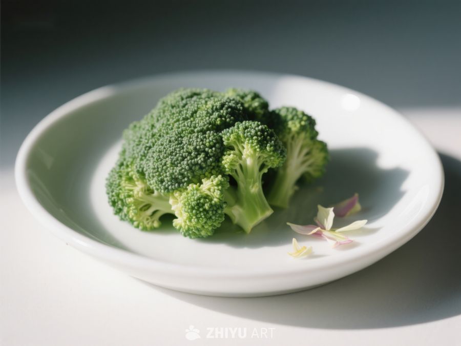 盘中新鲜西兰花与花瓣 230