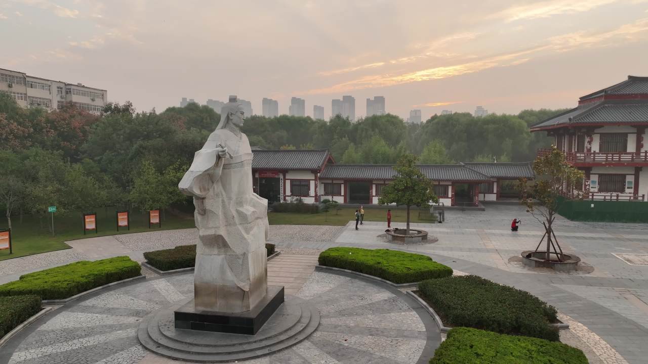日落下的园林雕像