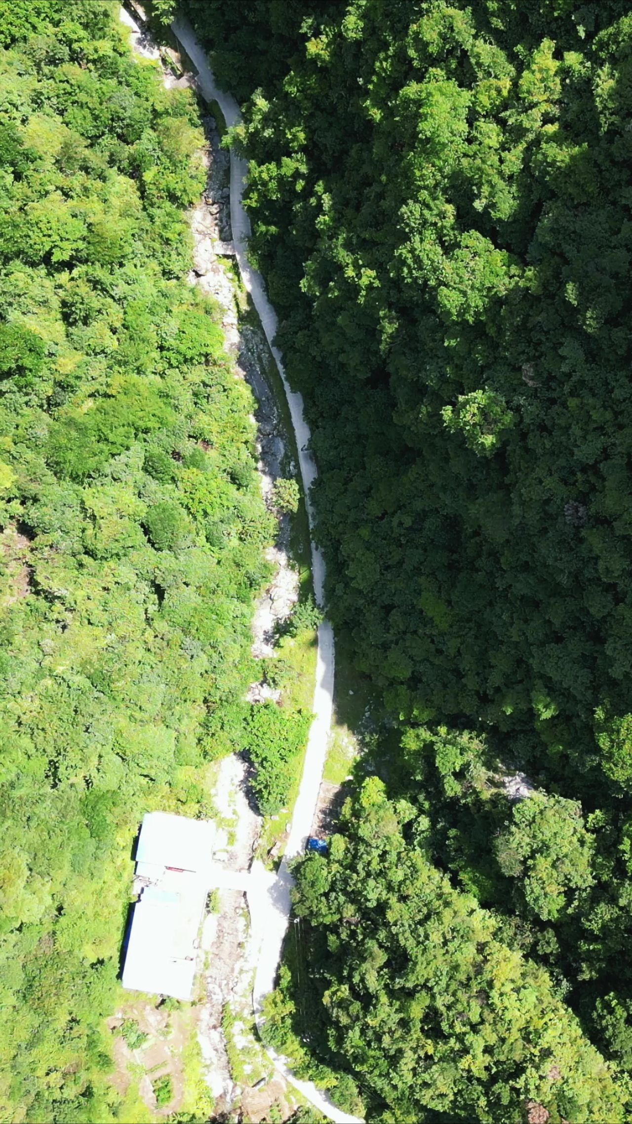 航拍大山深处山谷乡村住宅