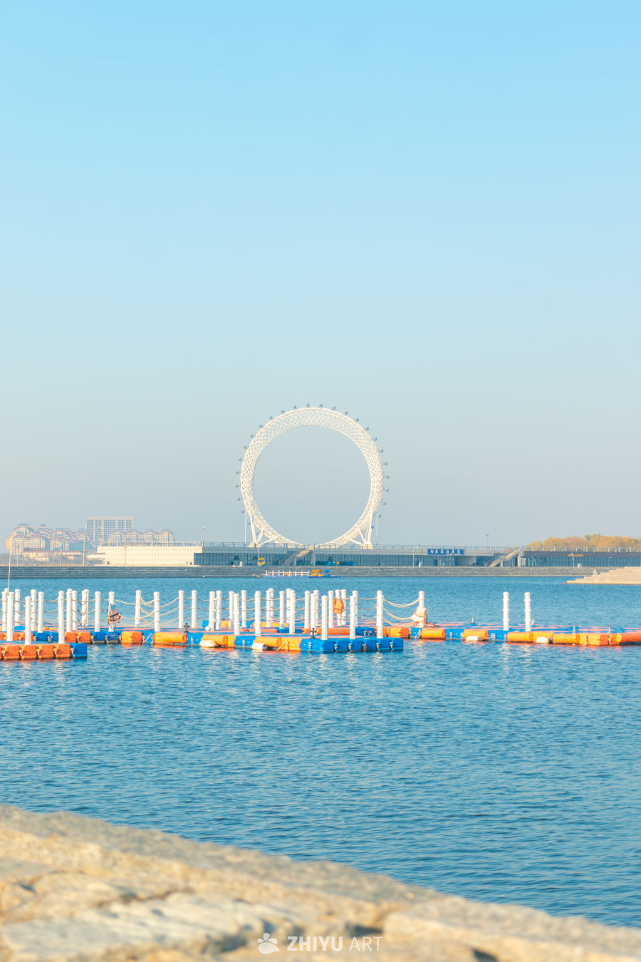 湖畔摩天轮美景