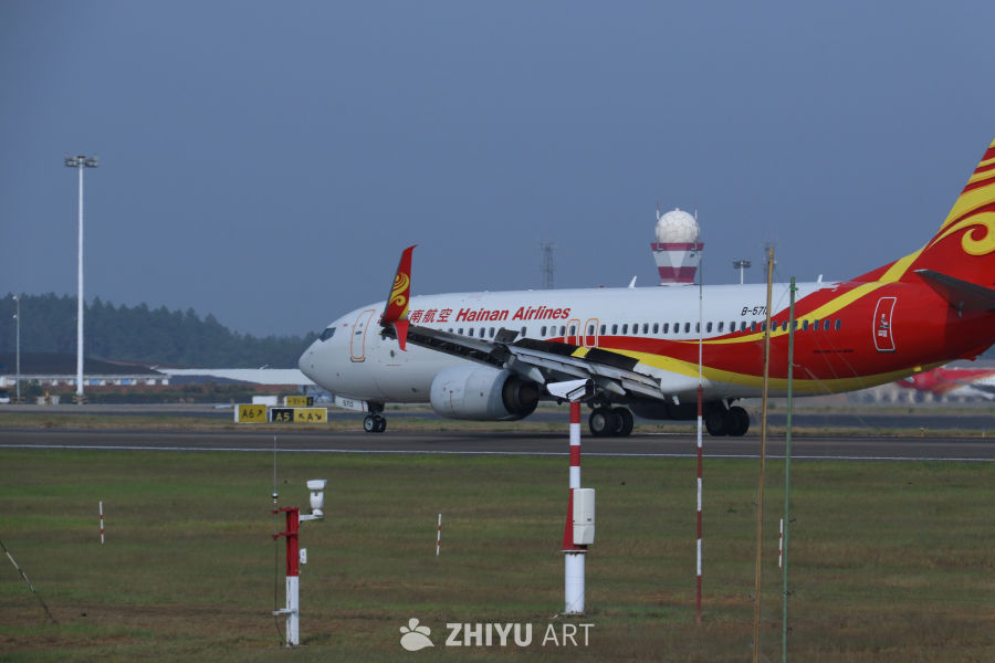 海南航空飞机在机场跑道上