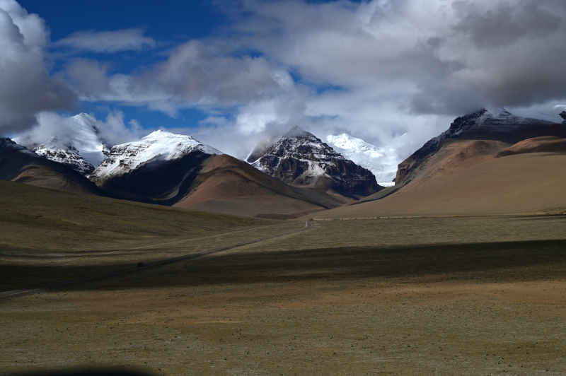 西藏日喀则远观蓝天下的雪山群峰