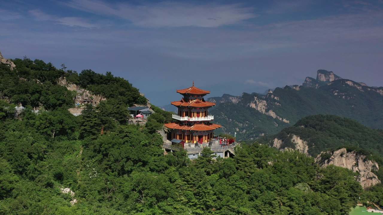 山巅古塔静谧景