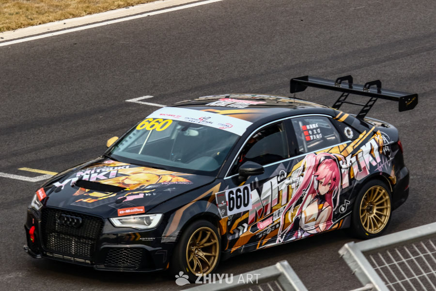 动漫风奥迪赛车疾驰赛道