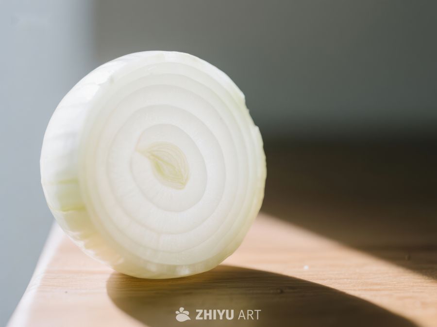 切片洋葱静置于木质台面 128