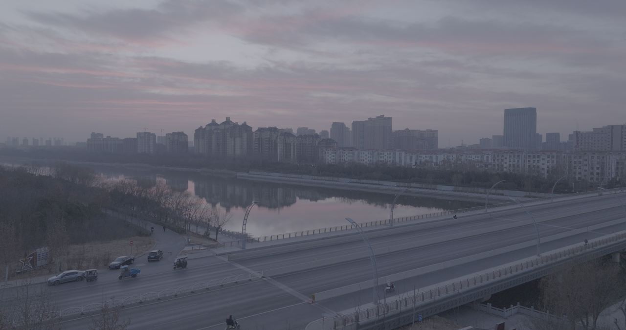 晨雾中的城市河景