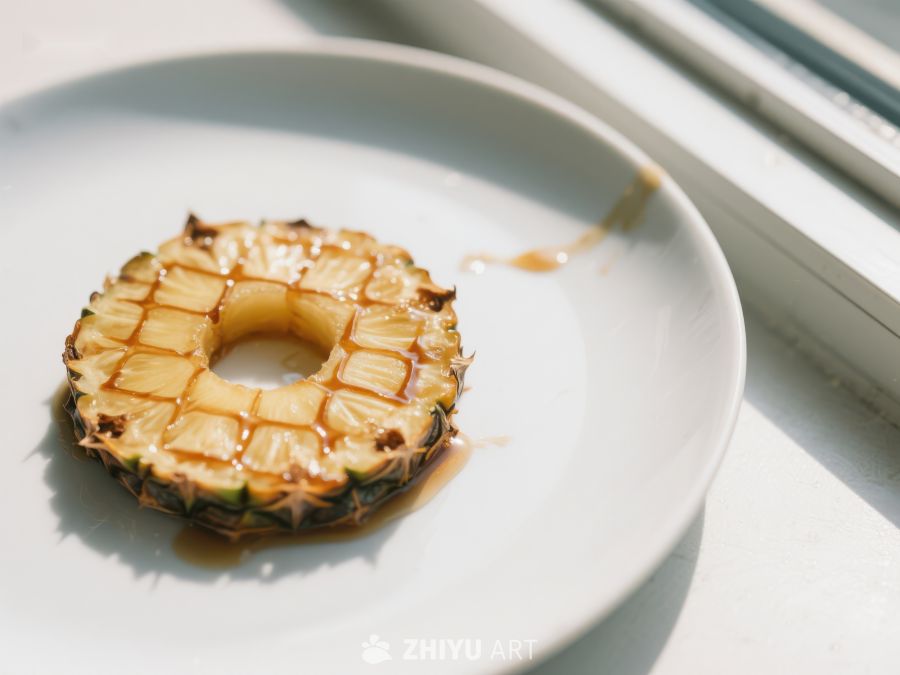 菠萝切片淋蜂蜜，置于白色盘中