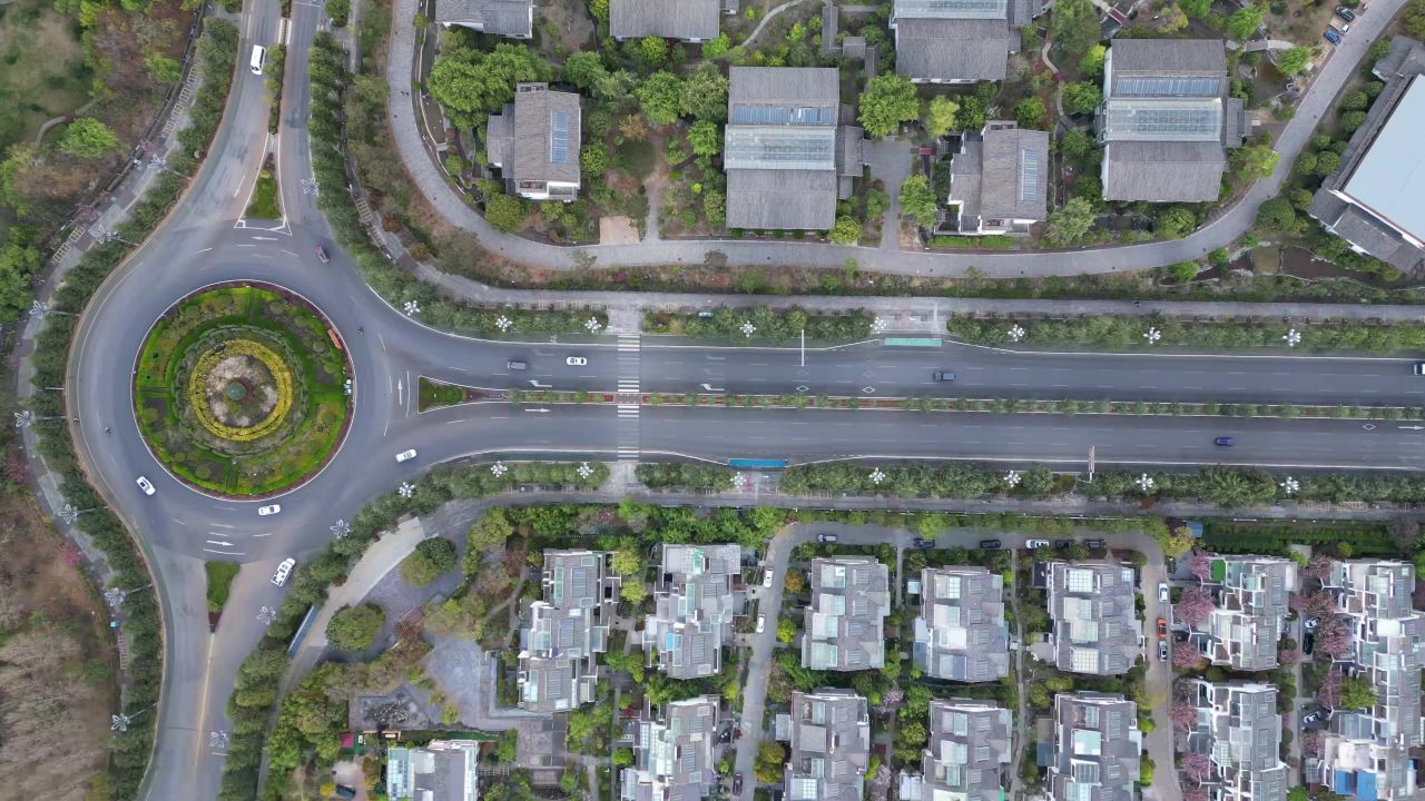航拍云南丽江城市交通大道