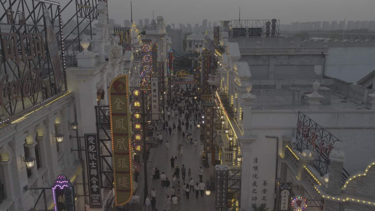 灯火辉煌的夜市