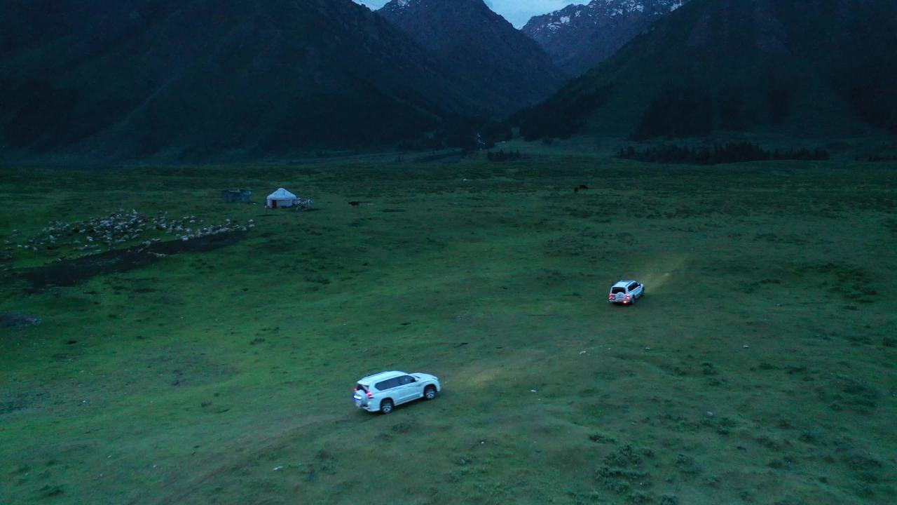 夜幕下的山间旅行