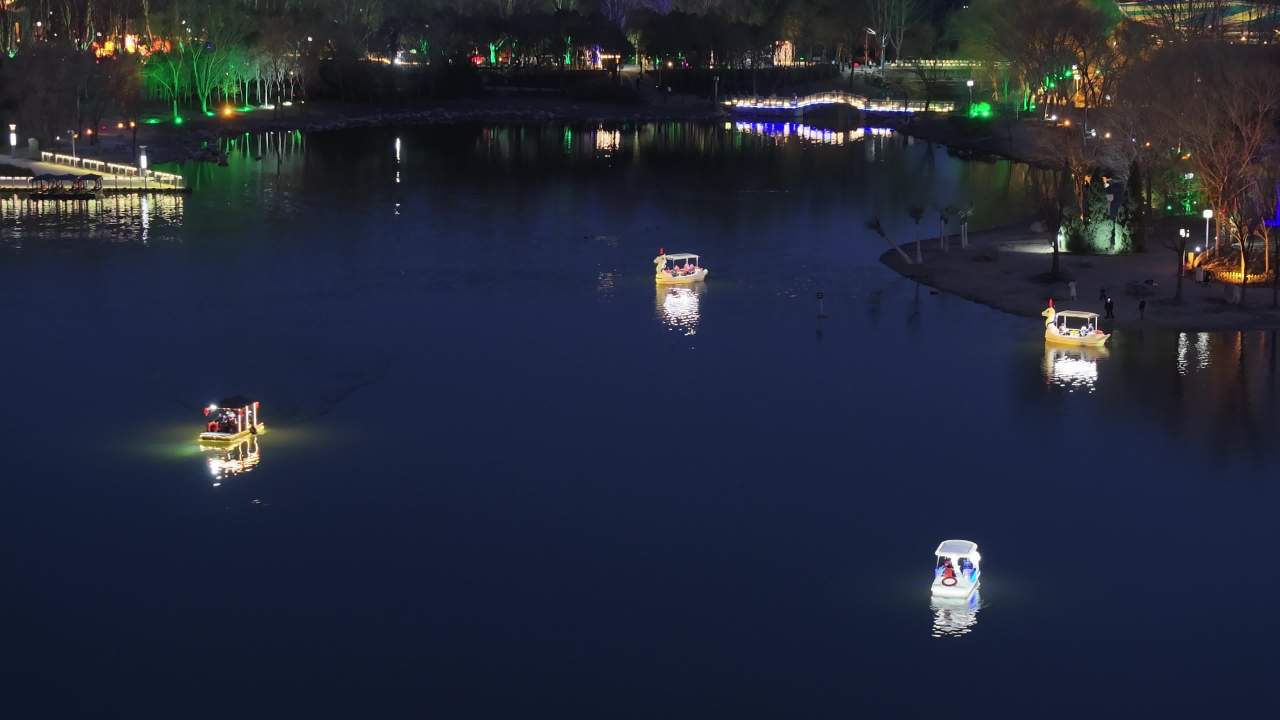 夜色湖畔的静谧时光