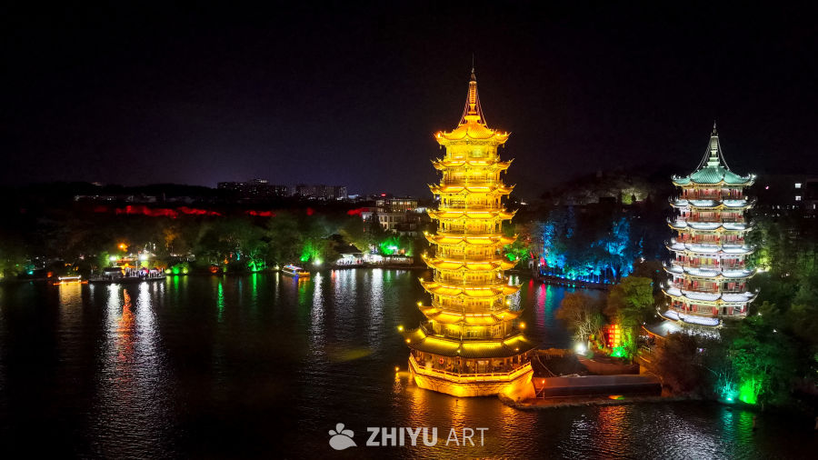 夜色中的古塔与河流