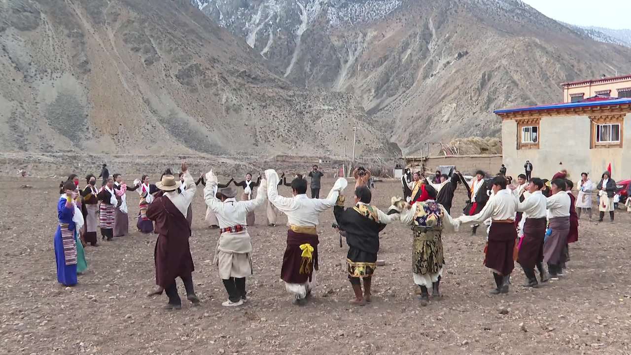藏族传统服饰舞蹈表演