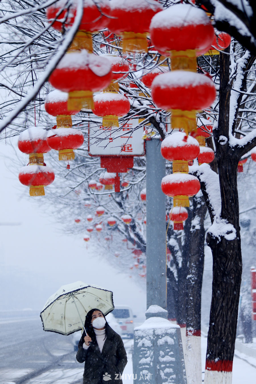 雪中红灯笼下的行人