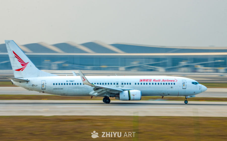 瑞丽航空飞机起飞