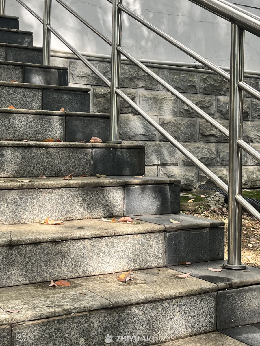 秋日石阶与金属栏杆