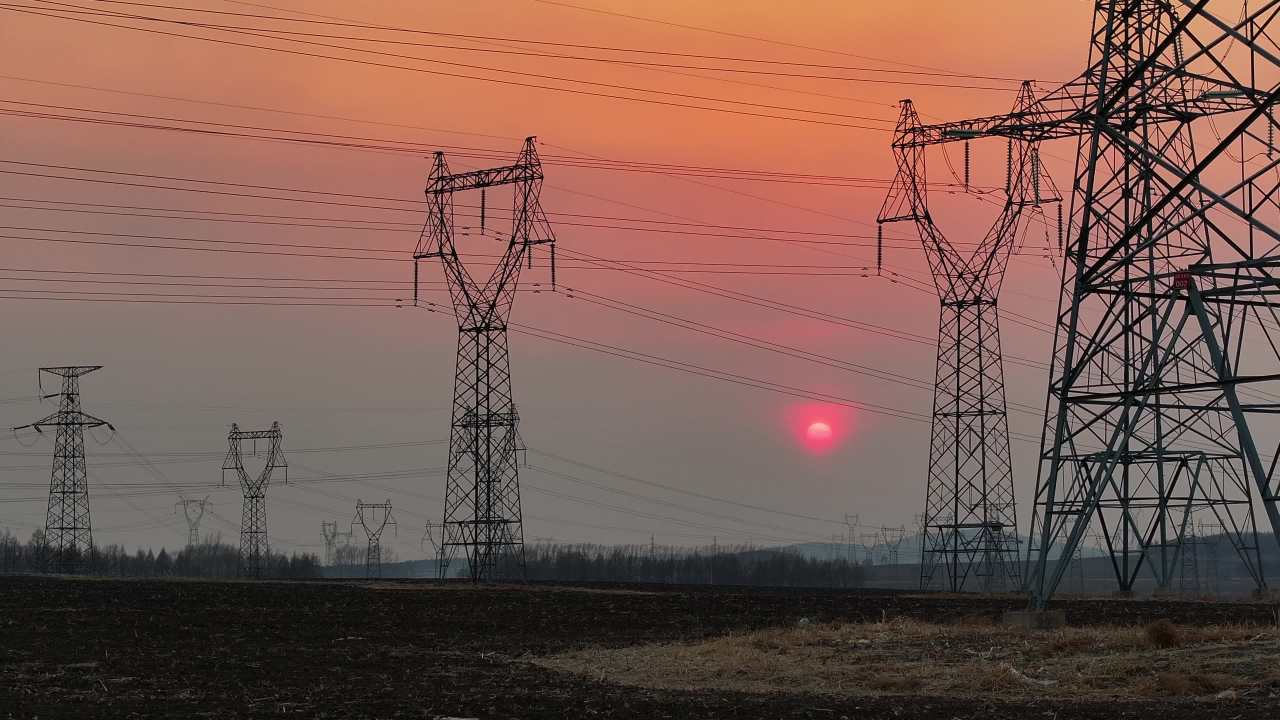 航拍电塔夕阳02 4K视频素材 电影感视频素材 4