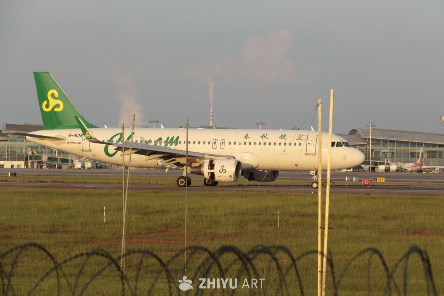春秋航空飞机在机场跑道上