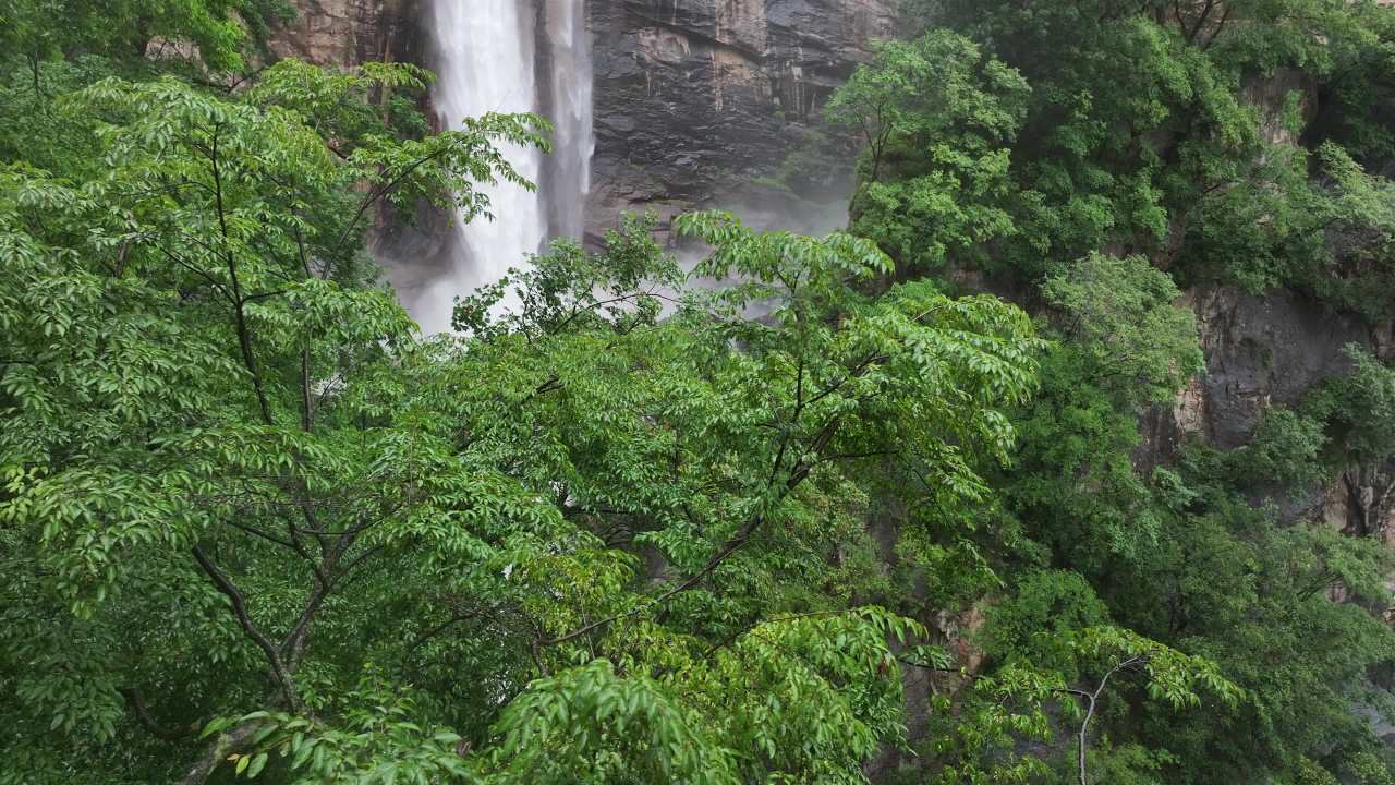 山间瀑布奇观