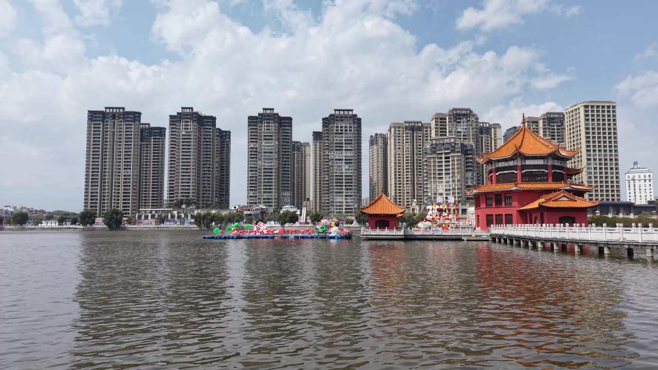城市湖畔的现代与传统交织