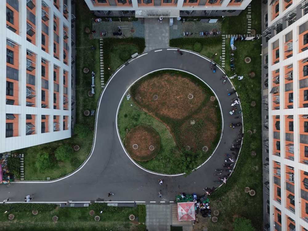 在大学学生宿舍的上空
