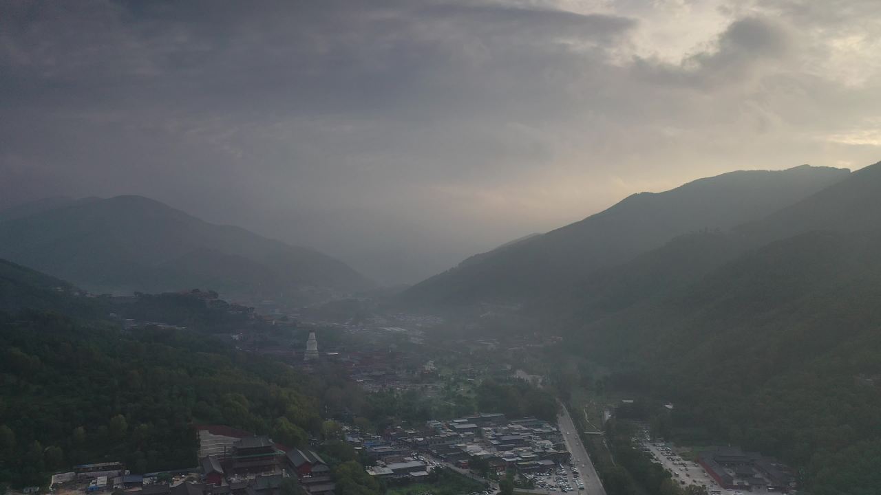 清晨山谷中的寺庙群
