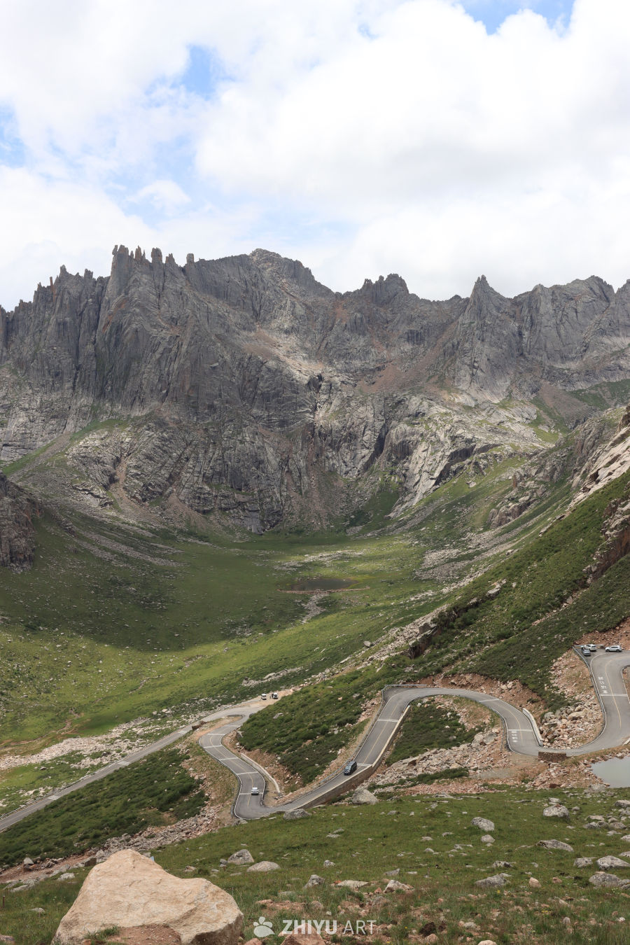 高山峡谷间的蜿蜒之路