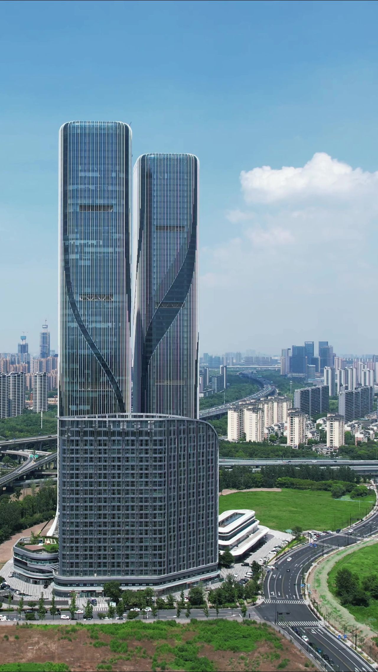 浙江杭州城市风光智慧双子塔竖屏航拍 