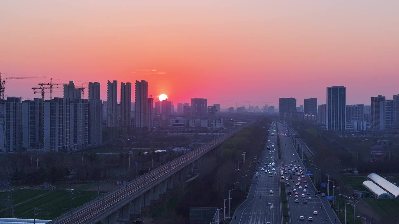 城市日出繁忙景象