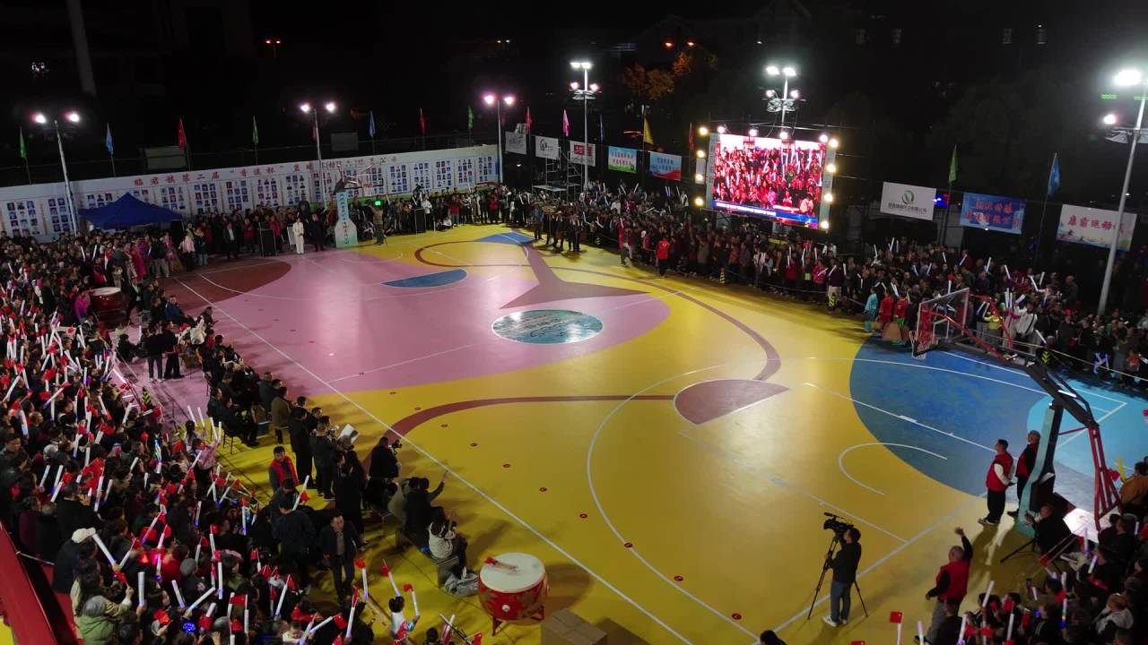 夜晚篮球场表演盛况