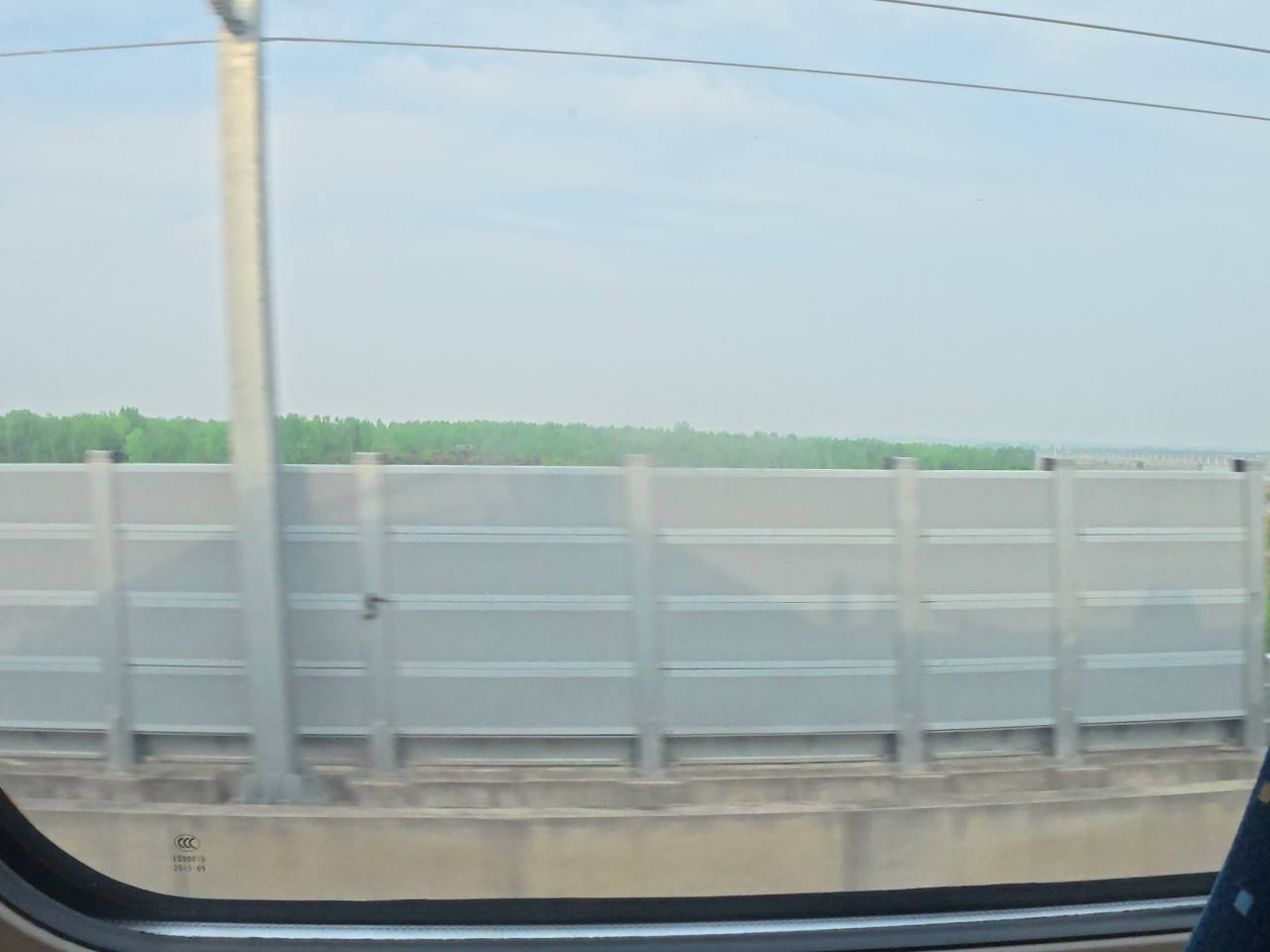 火车窗外的宁静风景