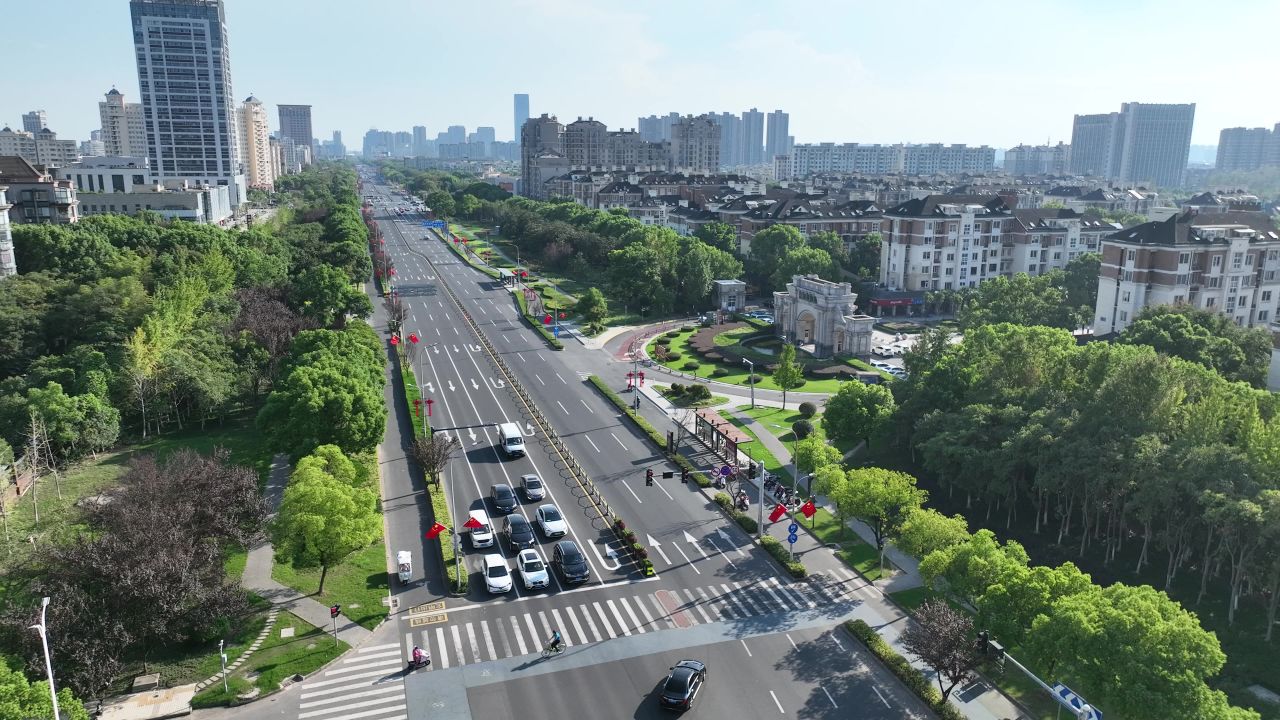 4K航拍江苏昆山城市道路国庆氛围 7
