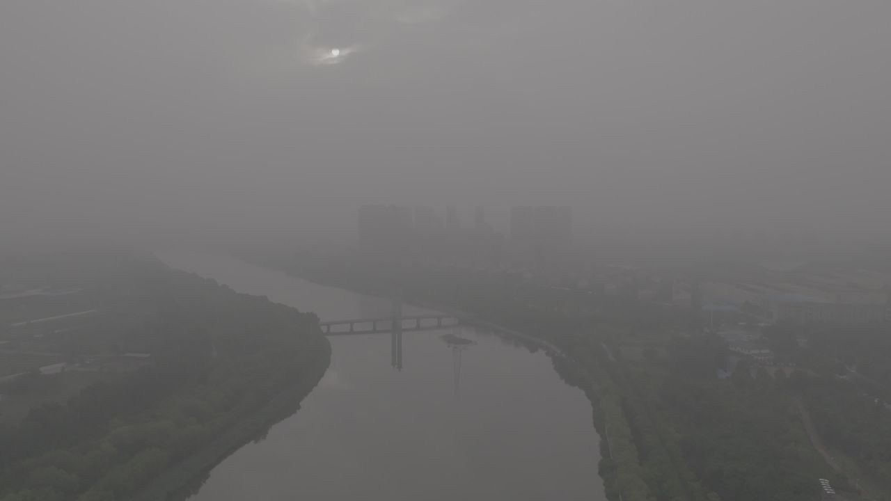 雾中静谧河岸