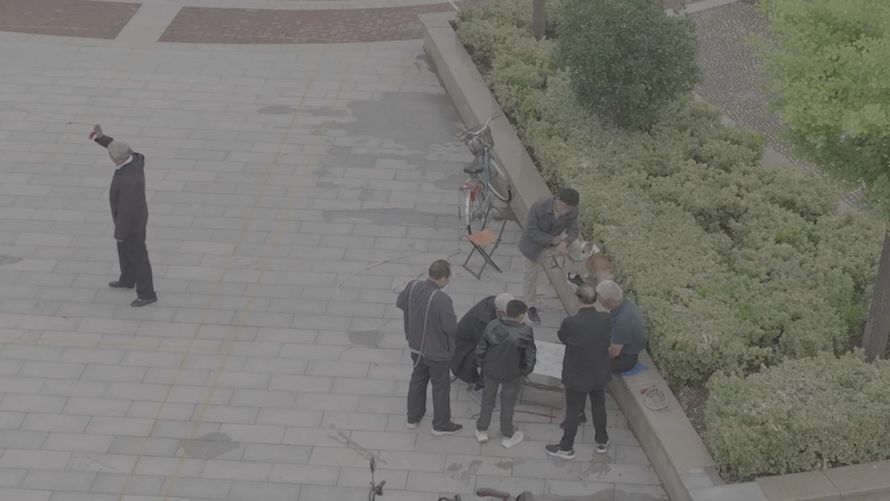 广场上的悠闲时光
