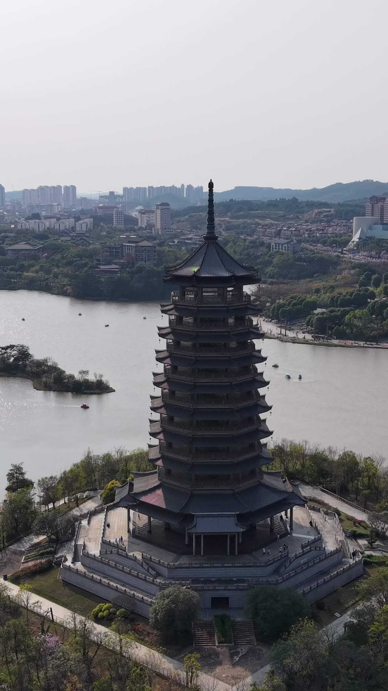 湖畔古塔的宁静之美
