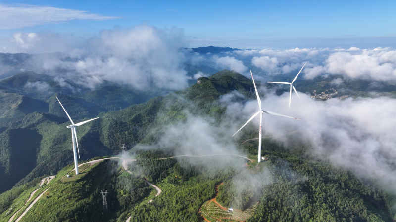航拍风力发电 大山云雾缭绕