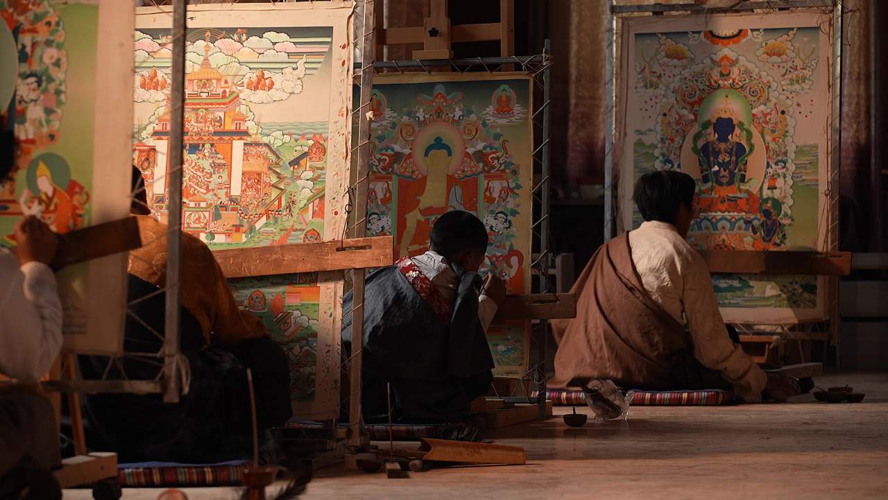 唐卡艺人创作过程