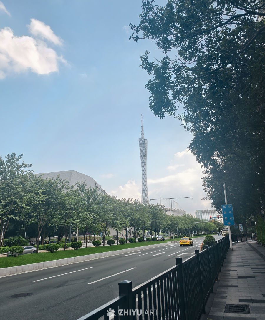 广州塔下的城市街景