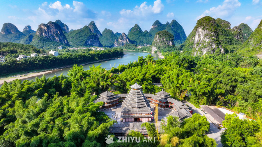漓江边的古建筑与青山