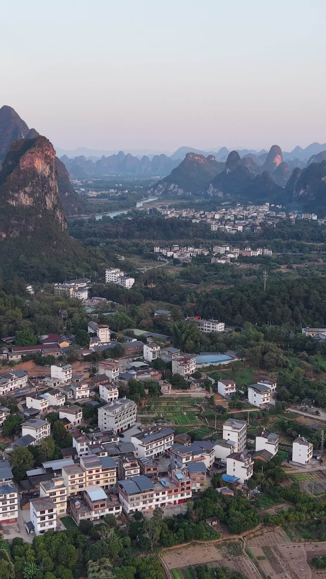 竖版航拍傍晚阳朔县城风光 