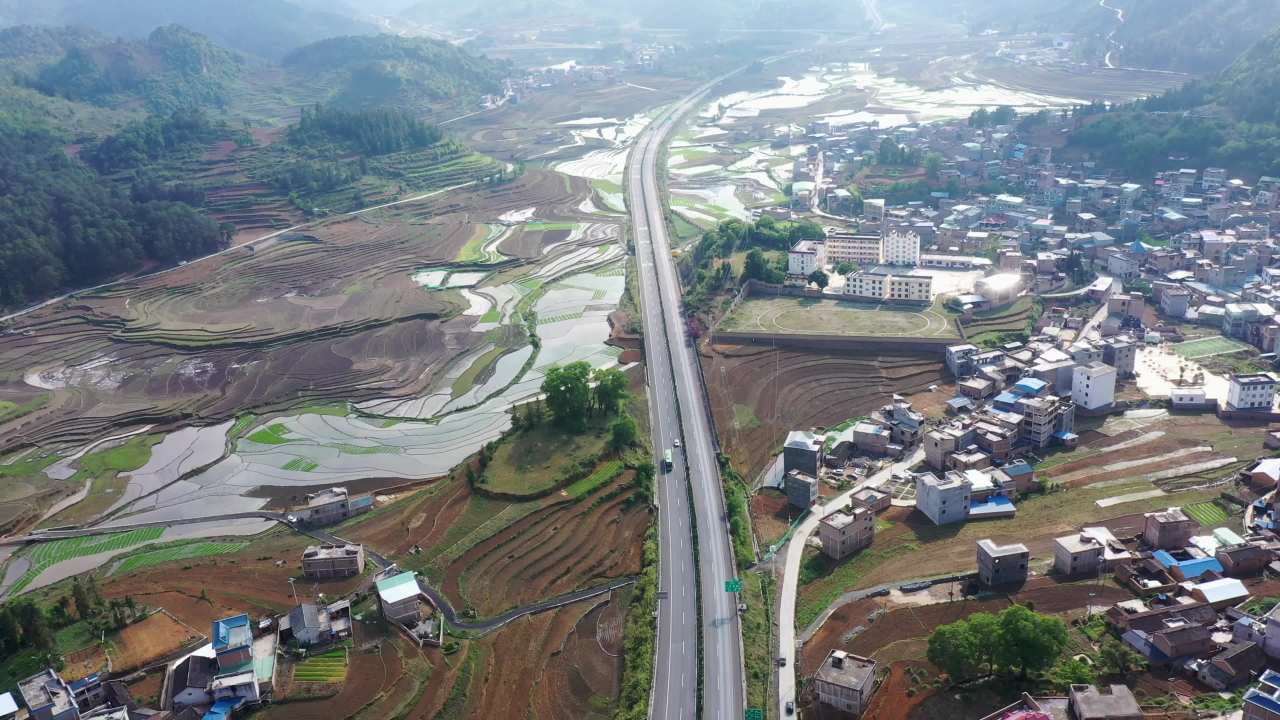 乡村公路与农田的和谐共存
