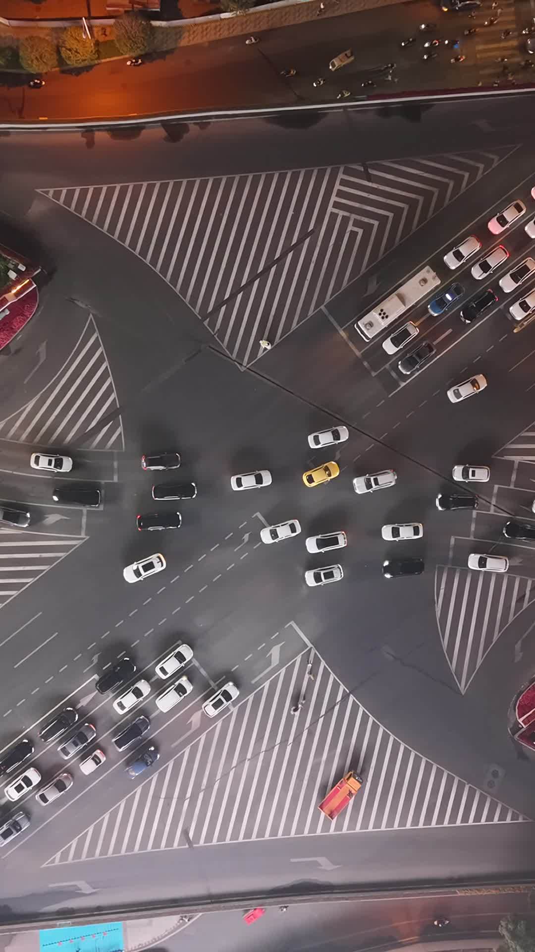夜幕下的城市十字路口