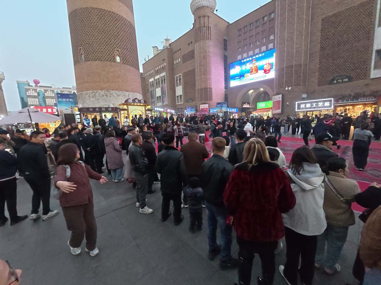 热闹的广场人群活动