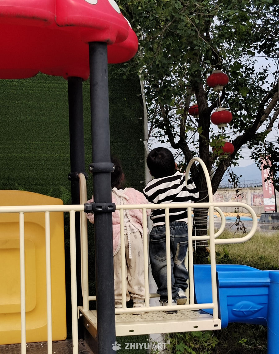 童趣时光：游乐场里的小身影