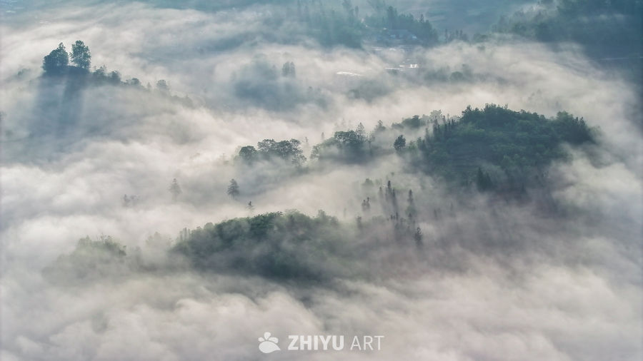 云雾缭绕的山峦美景 9