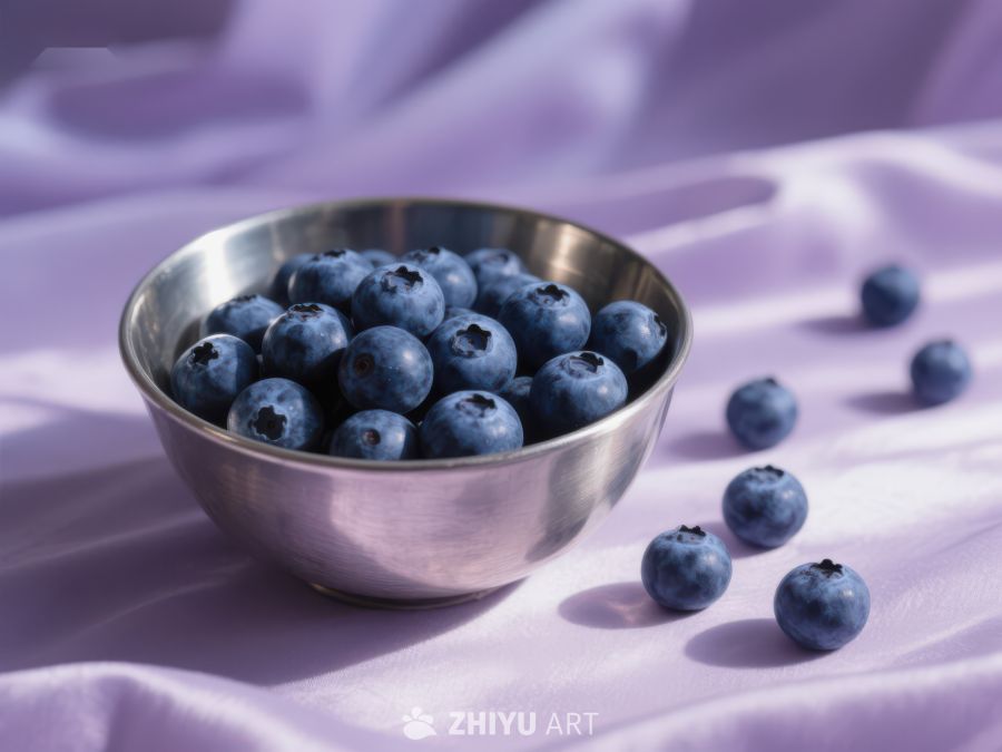 银碗中的蓝莓与紫色布景 788