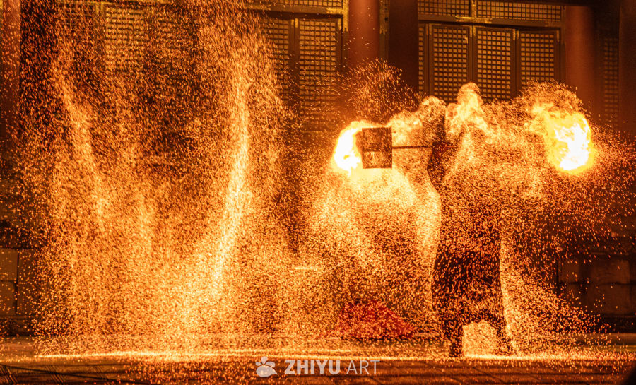 火焰表演：火花四溅的瞬间